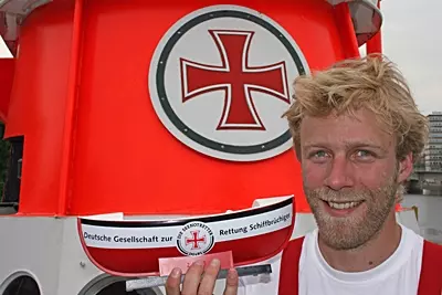Rettungsmann Holger Haas mit einem Sammelschiffchen, wie es auch auf Usedom zu finden ist